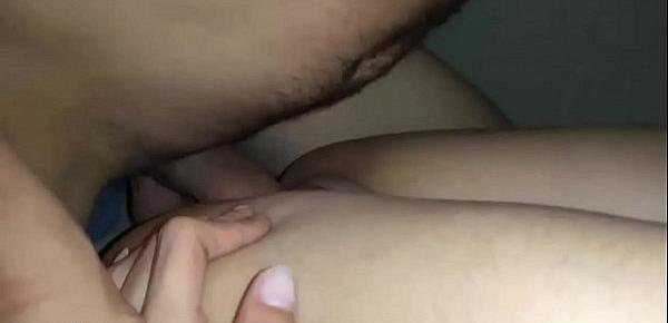  Mi novia se masturba para que me corra sobre su abdomen desnudo y marcado